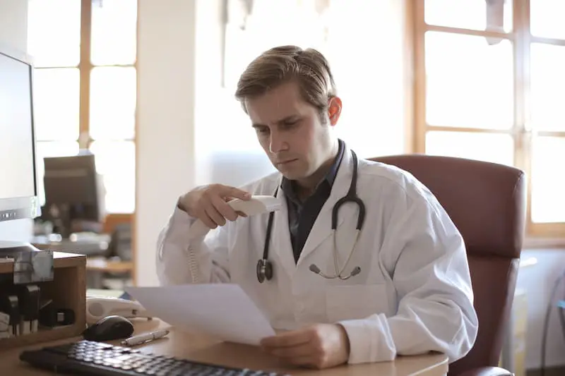 Should Doctors Borrow from Traditional Banks or Fintech Lenders?
