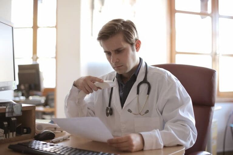 Should Doctors Borrow from Traditional Banks or Fintech Lenders?